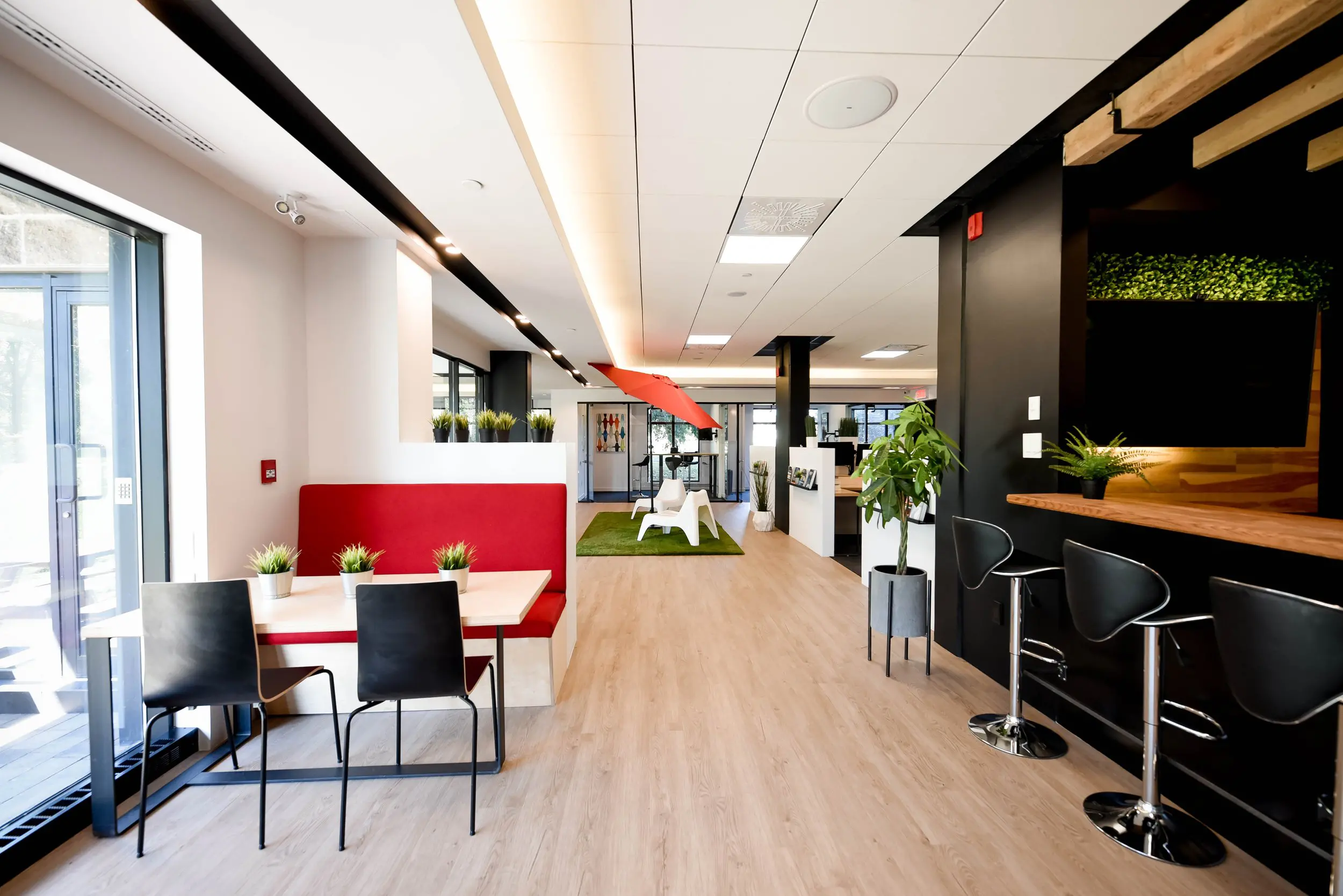 2727 Coworking Montreal office space photo 10 - modern workspace, private offices, and amenities in Griffintown