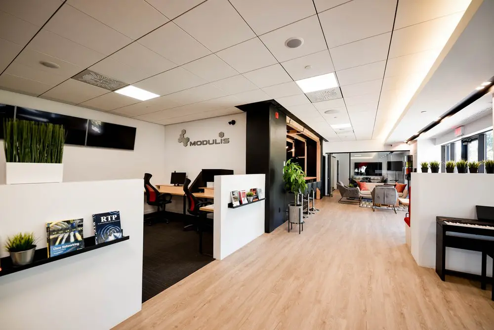 2727 Coworking Montreal office space photo 11 - modern workspace, private offices, and amenities in Griffintown