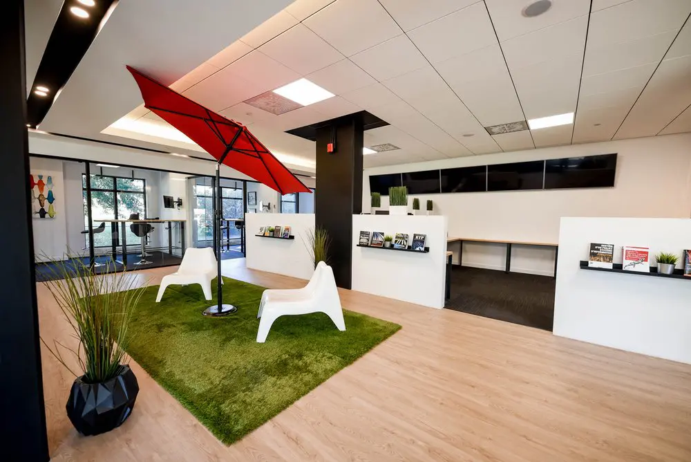 2727 Coworking Montreal office space photo 12 - modern workspace, private offices, and amenities in Griffintown