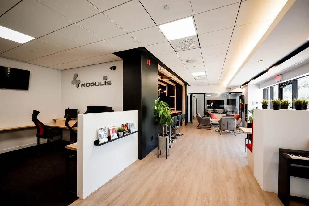 2727 Coworking Montreal office space photo 14 - modern workspace, private offices, and amenities in Griffintown