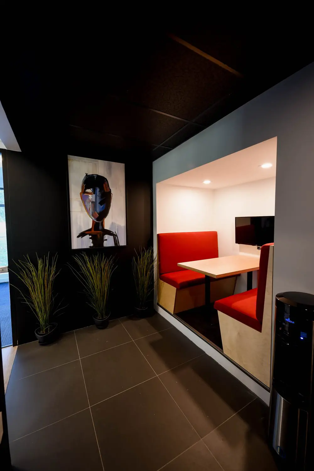 2727 Coworking Montreal office space photo 16 - modern workspace, private offices, and amenities in Griffintown