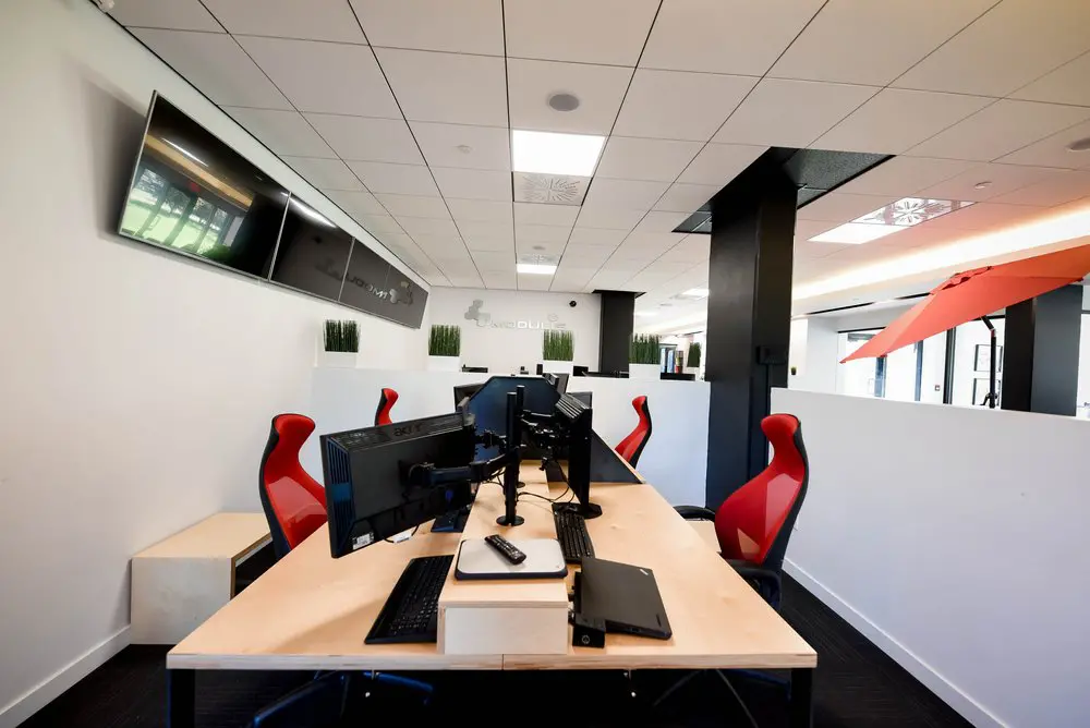 2727 Coworking Montreal office space photo 17 - modern workspace, private offices, and amenities in Griffintown