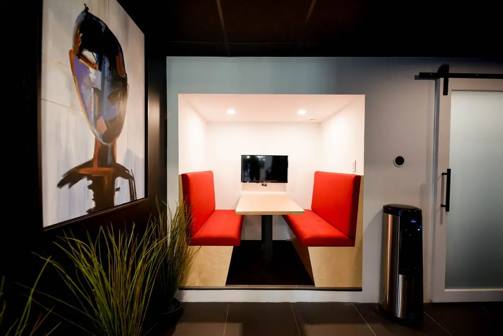 2727 Coworking Montreal office space photo 18 - modern workspace, private offices, and amenities in Griffintown