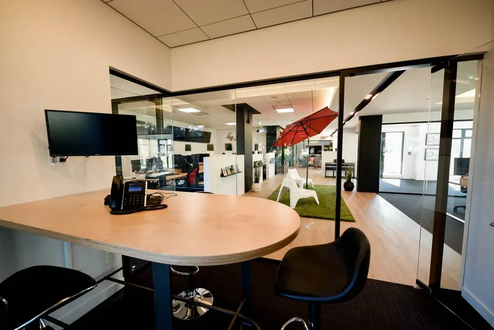 2727 Coworking Montreal office space photo 21 - modern workspace, private offices, and amenities in Griffintown