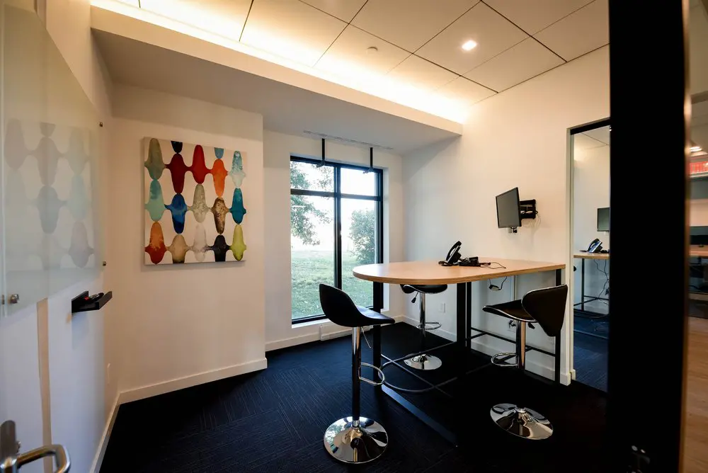 2727 Coworking Montreal office space photo 22 - modern workspace, private offices, and amenities in Griffintown