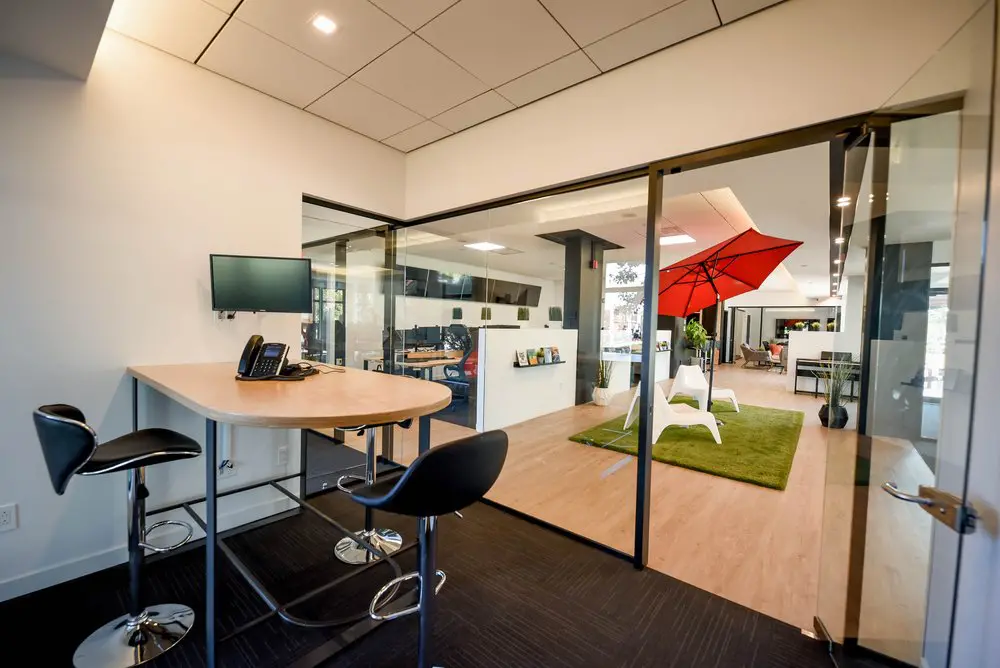 2727 Coworking Montreal office space photo 24 - modern workspace, private offices, and amenities in Griffintown