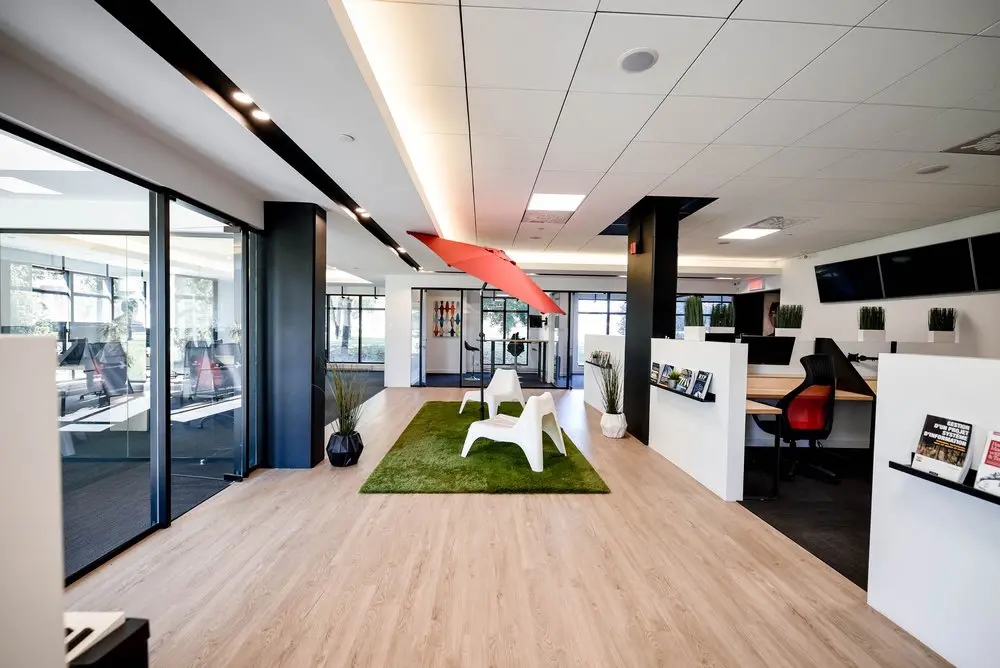 2727 Coworking Montreal office space photo 27 - modern workspace, private offices, and amenities in Griffintown