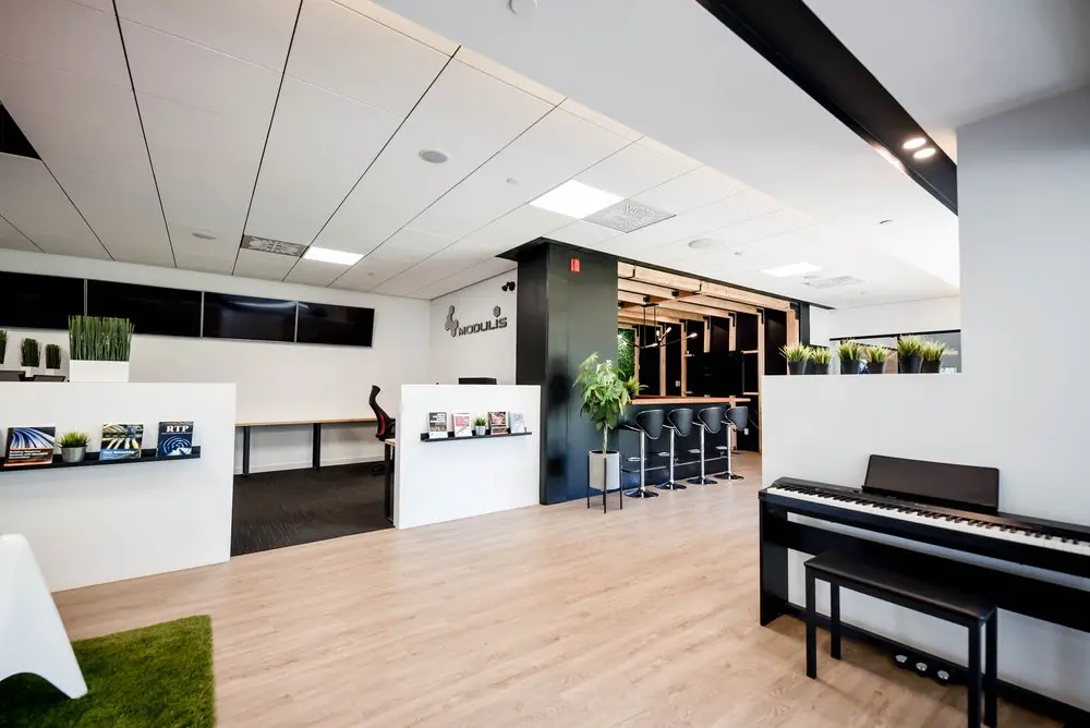 2727 Coworking Montreal office space photo 29 - modern workspace, private offices, and amenities in Griffintown