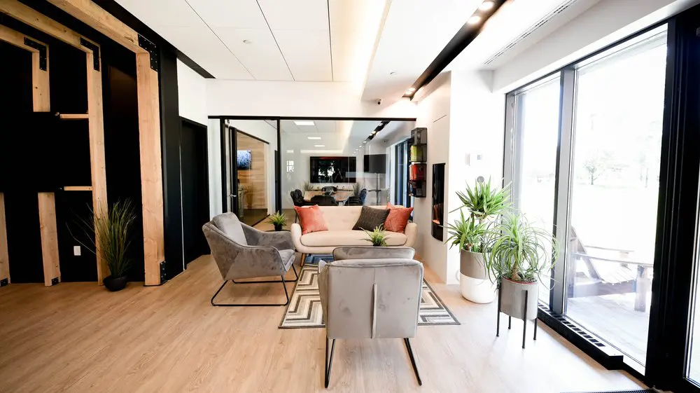 2727 Coworking Montreal office space photo 3 - modern workspace, private offices, and amenities in Griffintown