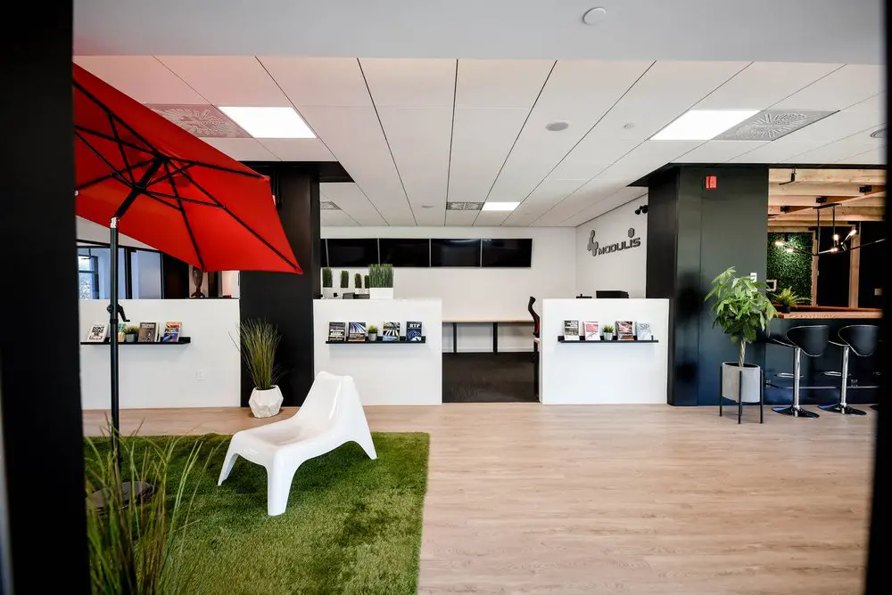 2727 Coworking Montreal office space photo 30 - modern workspace, private offices, and amenities in Griffintown