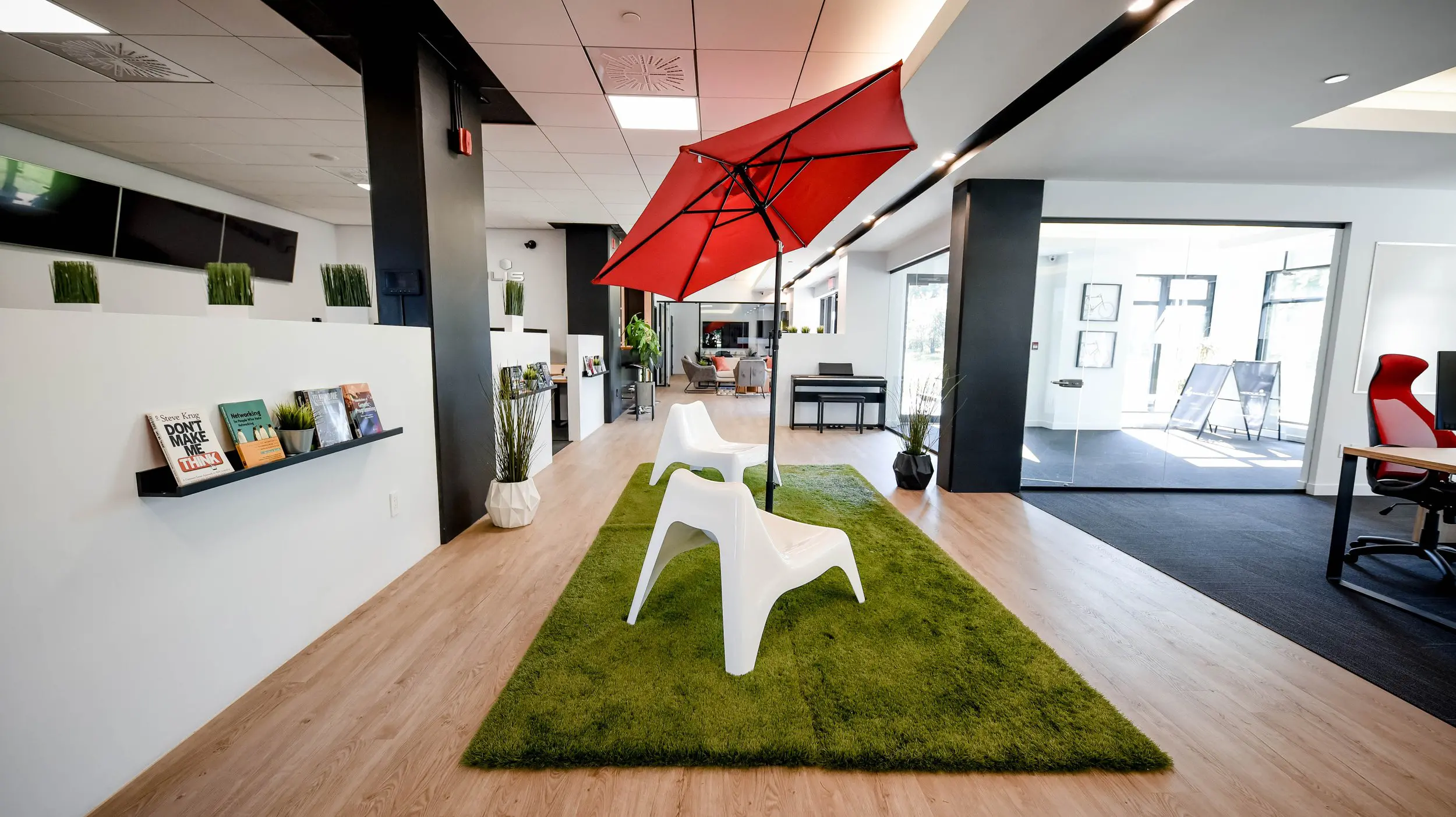 2727 Coworking Montreal office space photo 33 - modern workspace, private offices, and amenities in Griffintown