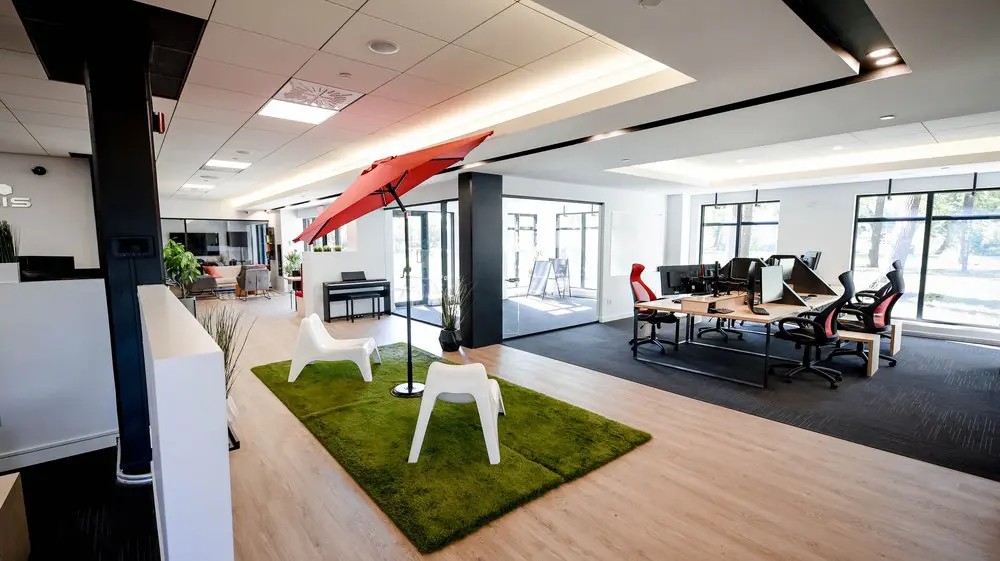 2727 Coworking Montreal office space photo 34 - modern workspace, private offices, and amenities in Griffintown