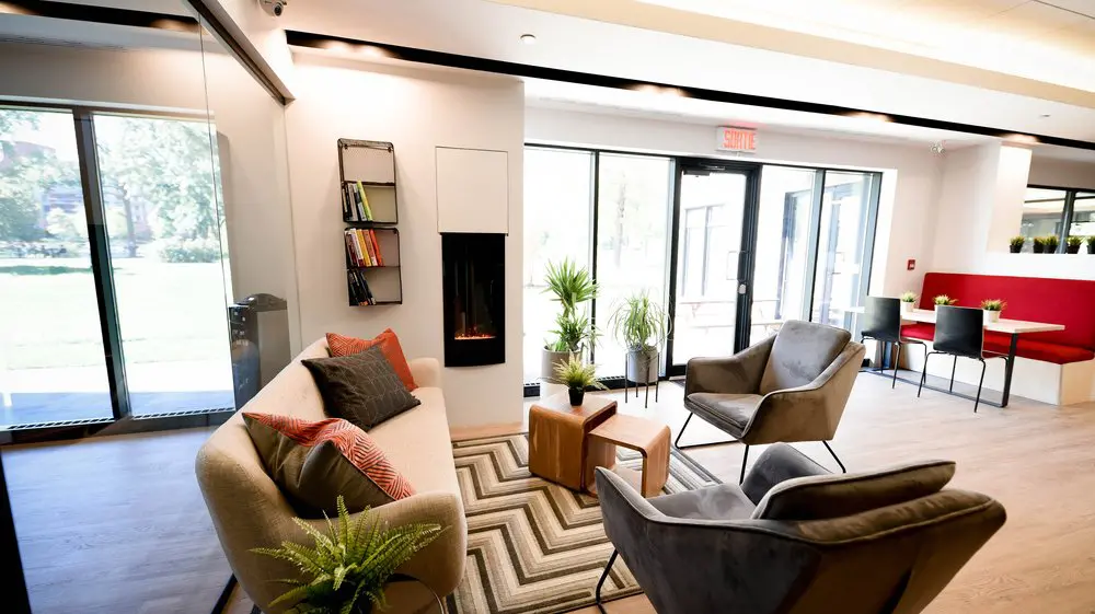 2727 Coworking Montreal office space photo 4 - modern workspace, private offices, and amenities in Griffintown