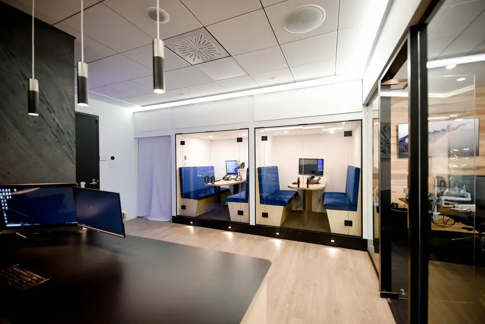 2727 Coworking Montreal office space photo 57 - modern workspace, private offices, and amenities in Griffintown