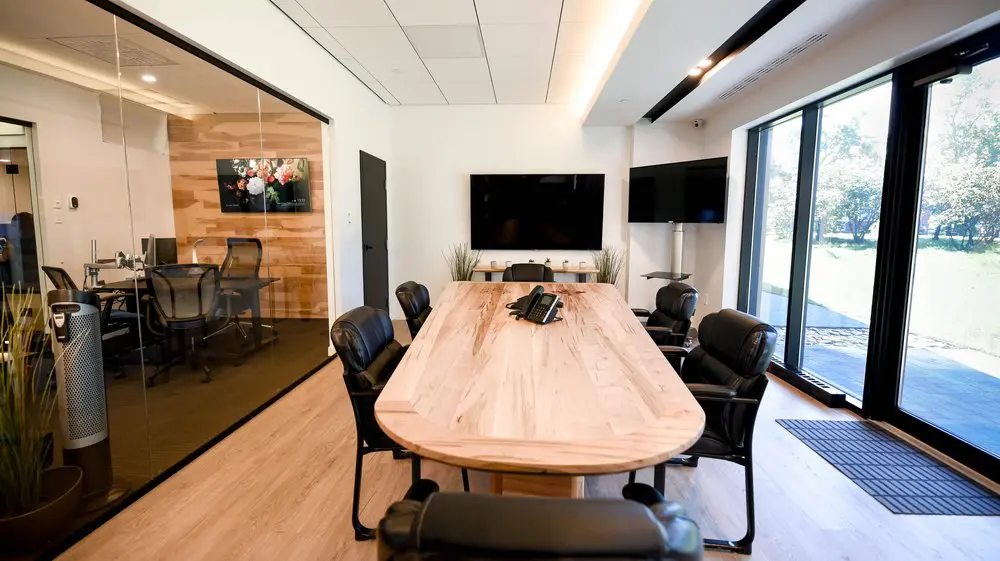 2727 Coworking Montreal office space photo 6 - modern workspace, private offices, and amenities in Griffintown