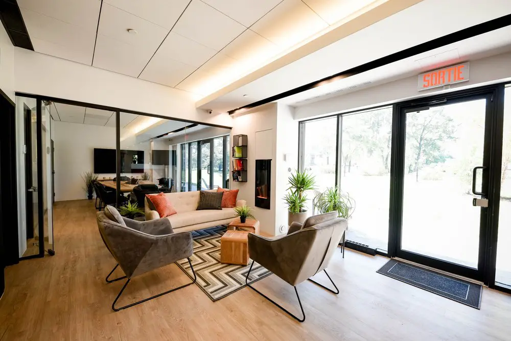 2727 Coworking Montreal office space photo 7 - modern workspace, private offices, and amenities in Griffintown