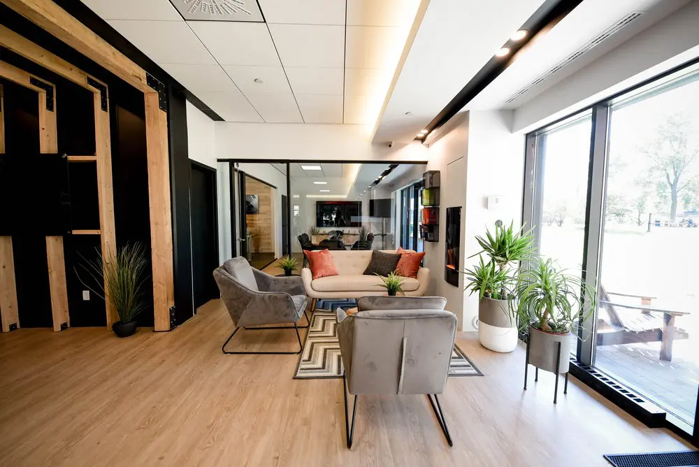 2727 Coworking Montreal office space photo 8 - modern workspace, private offices, and amenities in Griffintown