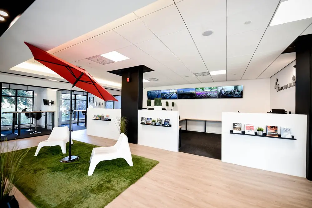 2727 Coworking Montreal office space photo 87 - modern workspace, private offices, and amenities in Griffintown