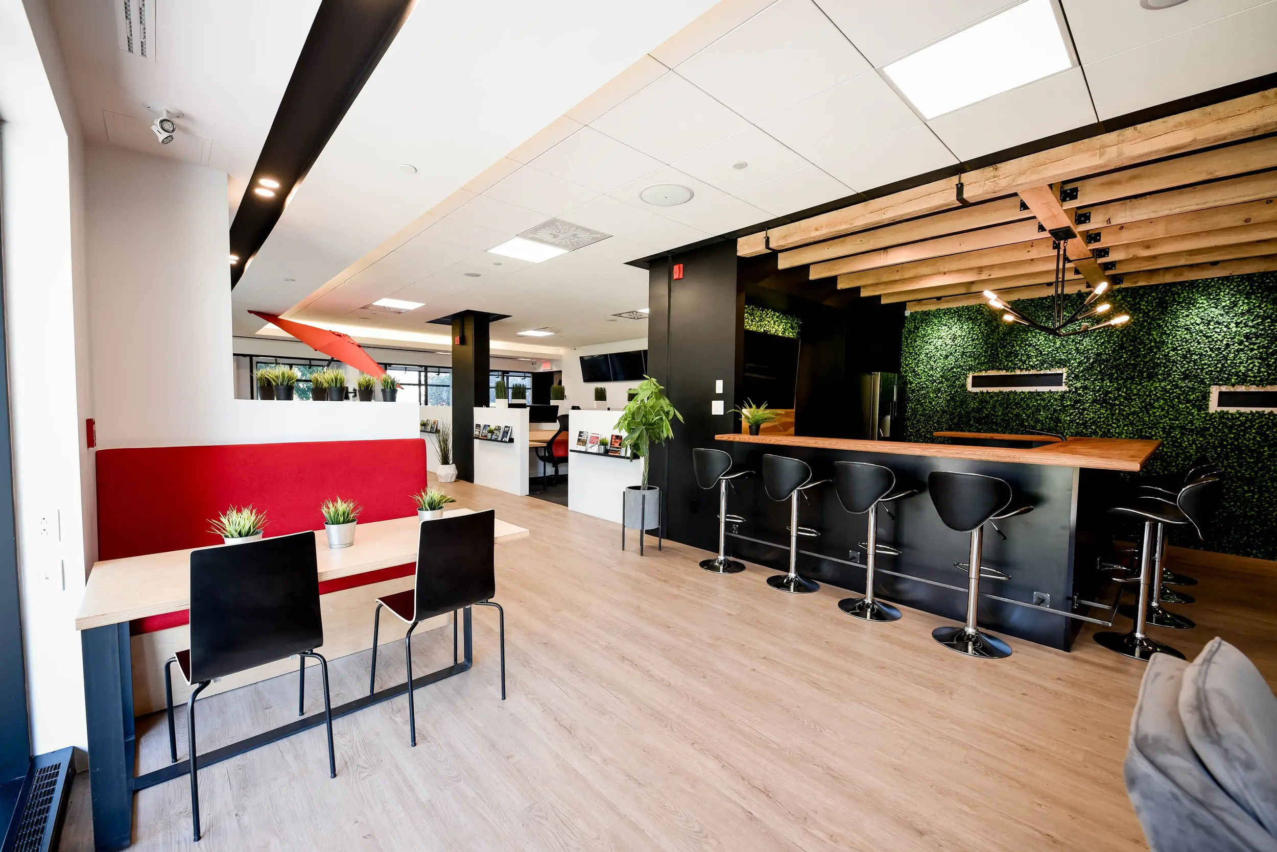 2727 Coworking Montreal office space photo 9 - modern workspace, private offices, and amenities in Griffintown