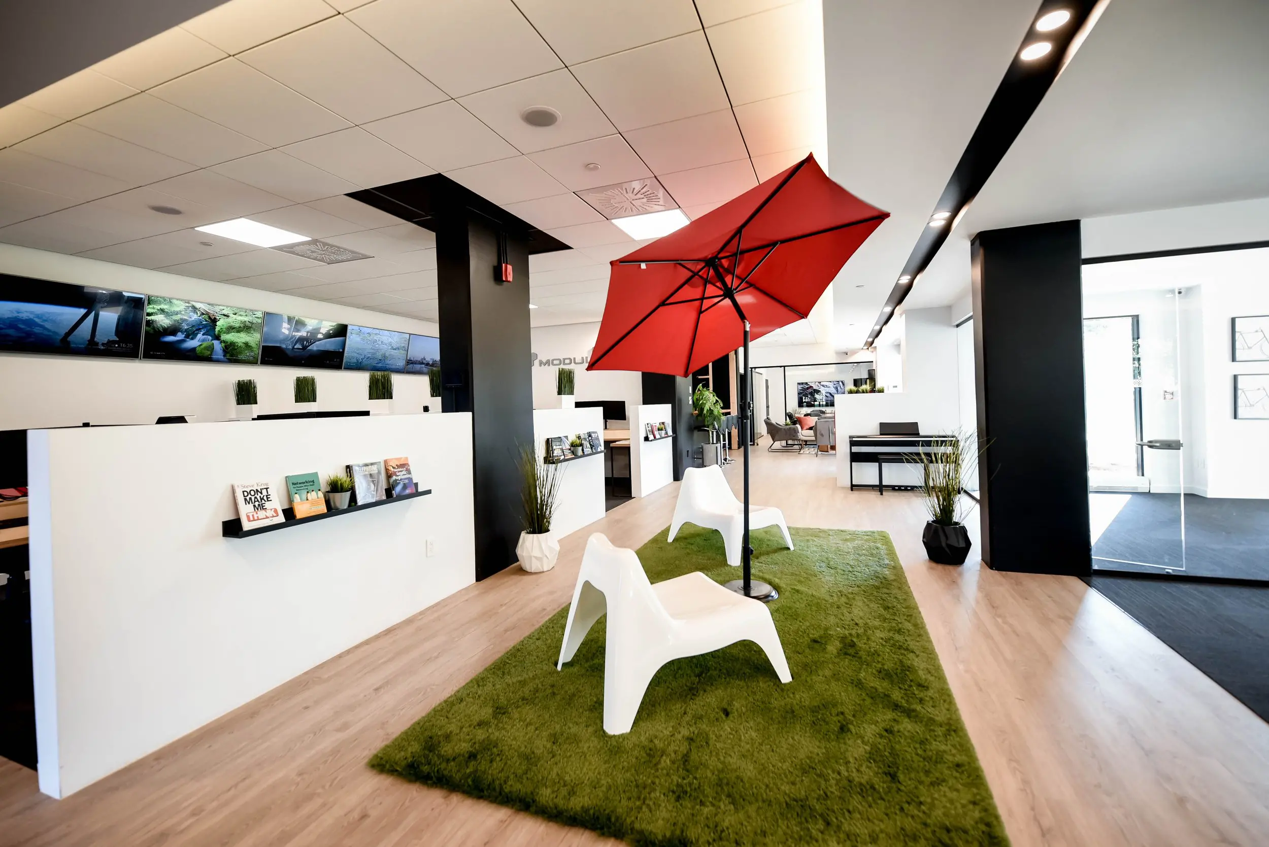 2727 Coworking Montreal office space photo 98 - modern workspace, private offices, and amenities in Griffintown