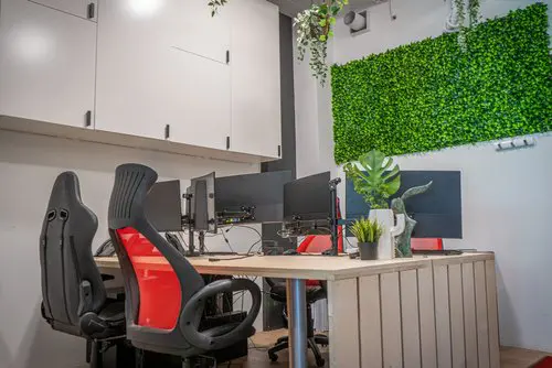 Private closed office for 4 people - spacious team room with multiple workstations