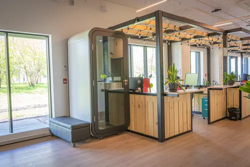 Hot desk coworking workspace - flexible shared desk seating at 2727 Coworking Montreal