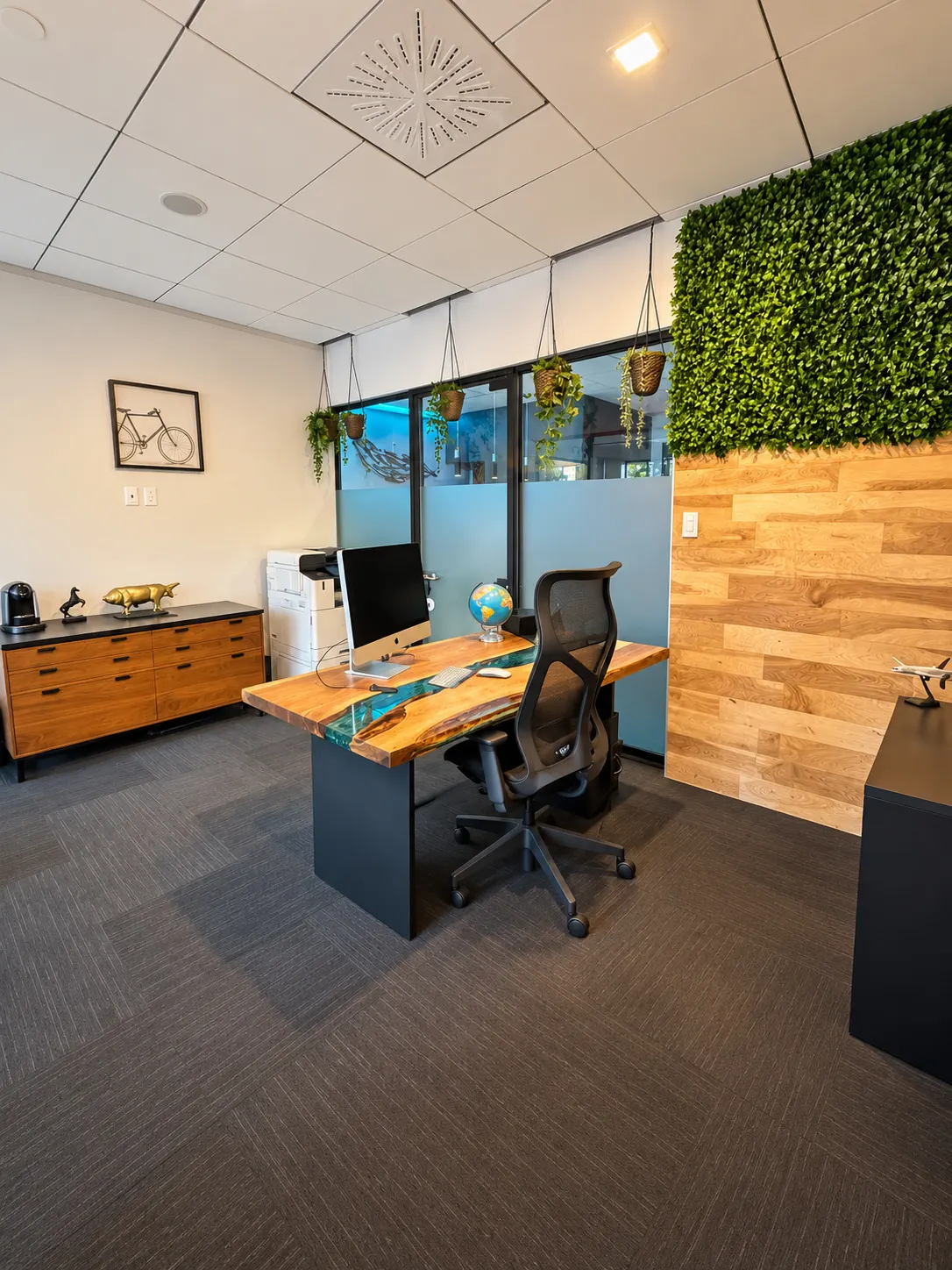 Bureau privé 107-2 au 2727 Coworking, Griffintown : bureau en bois brut avec rivière de résine bleue, mur végétal, mur de planches de bois et crédence.